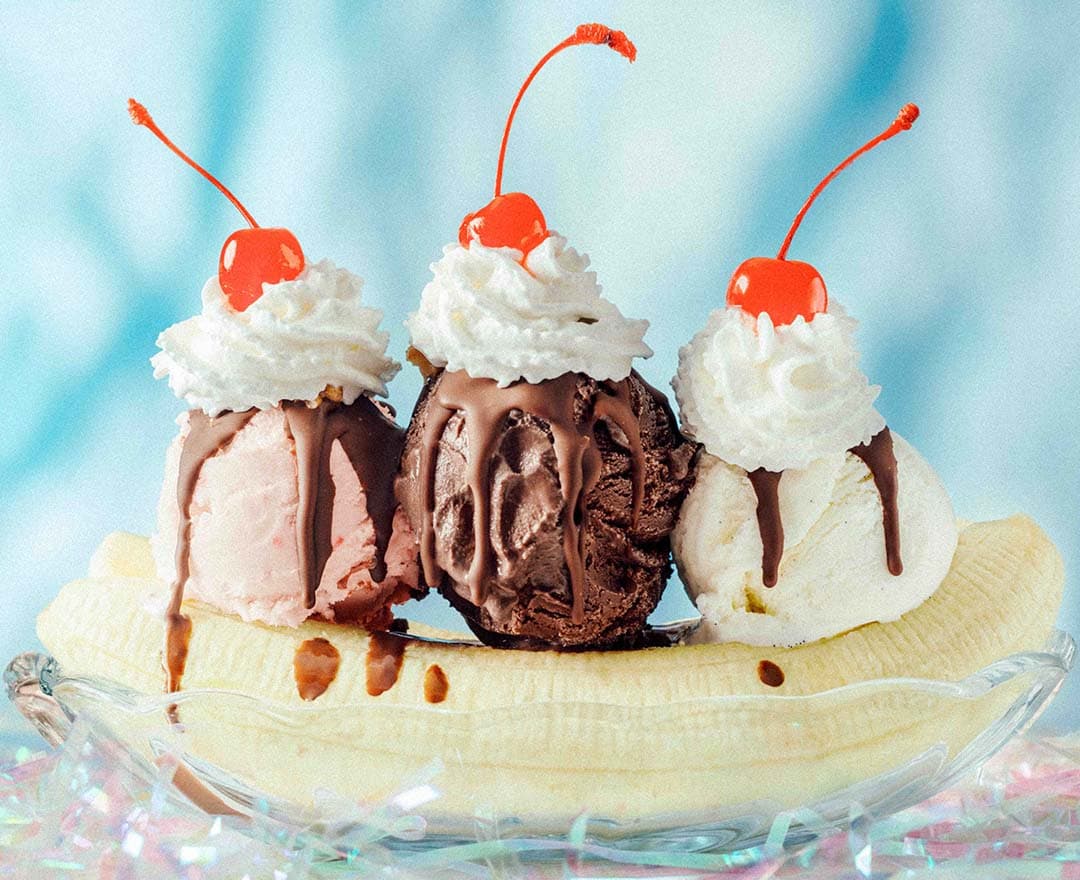 Bananasplit, tre sorters glasskulor, banan, chokladsås, grädde och inlagda körsbär