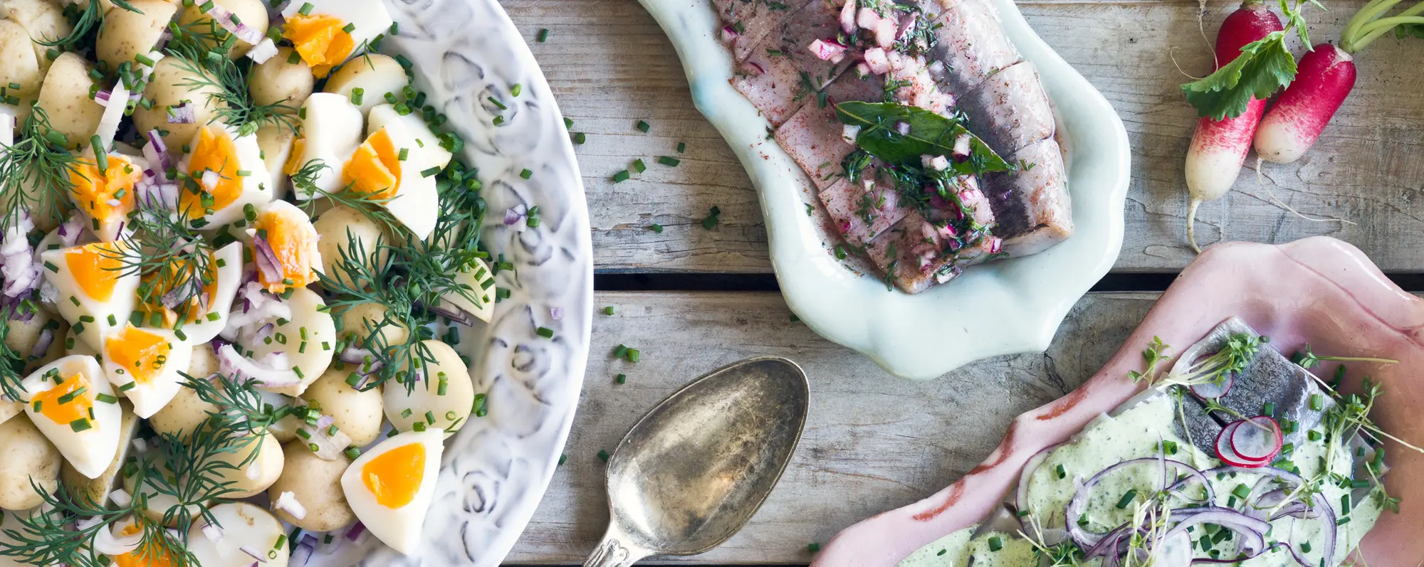 Dryck till smörgåstårta och smörgåsbord: Sill och tillbehör på klassiskt svenskt smörgåsbord.