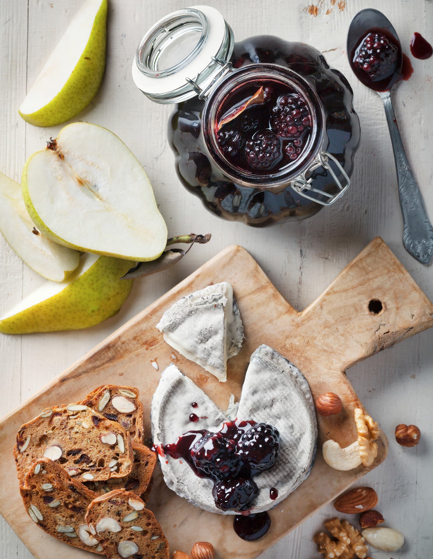 Ostbricka med olika ost, marmelad och päronklyfta