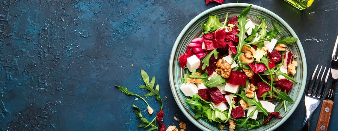Sallad i skål på stenbord